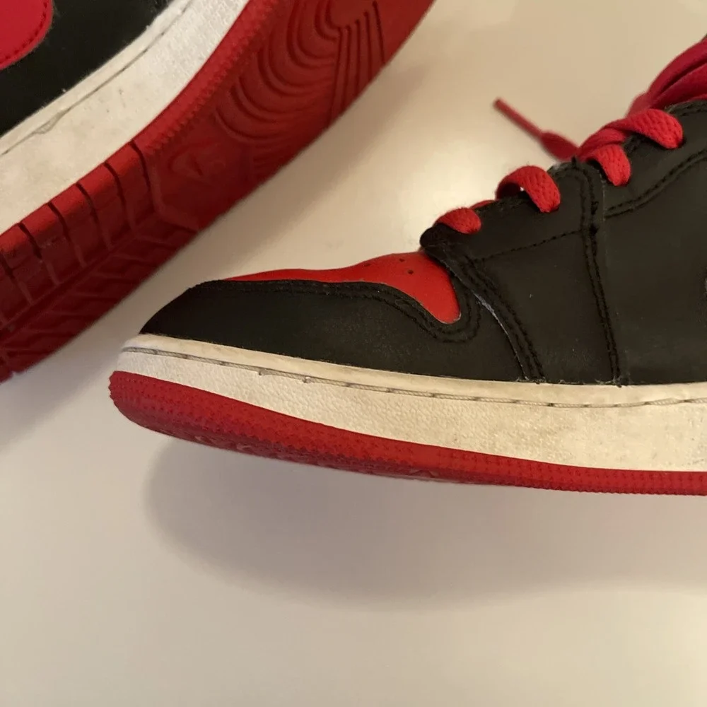 Air Jordan 1 Mid Alternate Bred (2022) DQ8423-060 Black/Red Boys 5Y